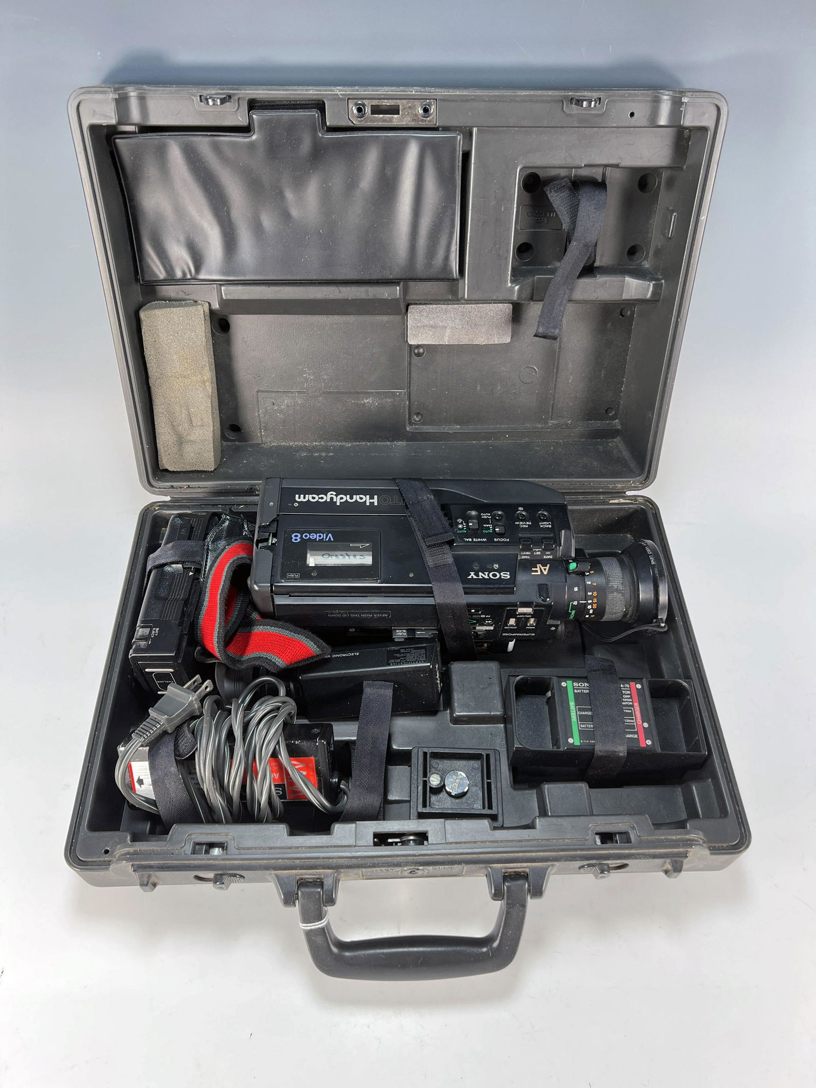 SONY VIDEO 8 MOVIE CAMERA IN CASE (1 of 3)