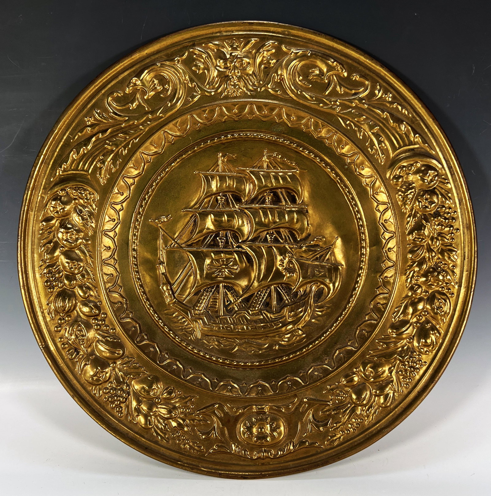 ORNATE ROUND BRASS WALL PLATE WITH NAUTICAL SCENE: ORNATE ROUND BRASS WALL PLATE WITH NAUTICAL SCENE<