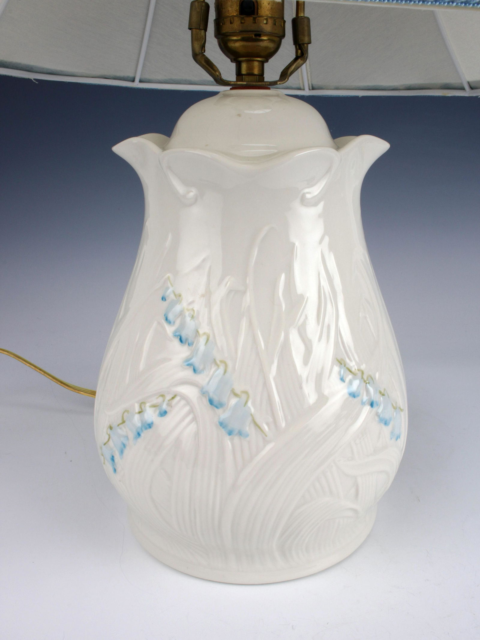 BELLEEK BLUE BELL TABLE LAMP (1 of 6)