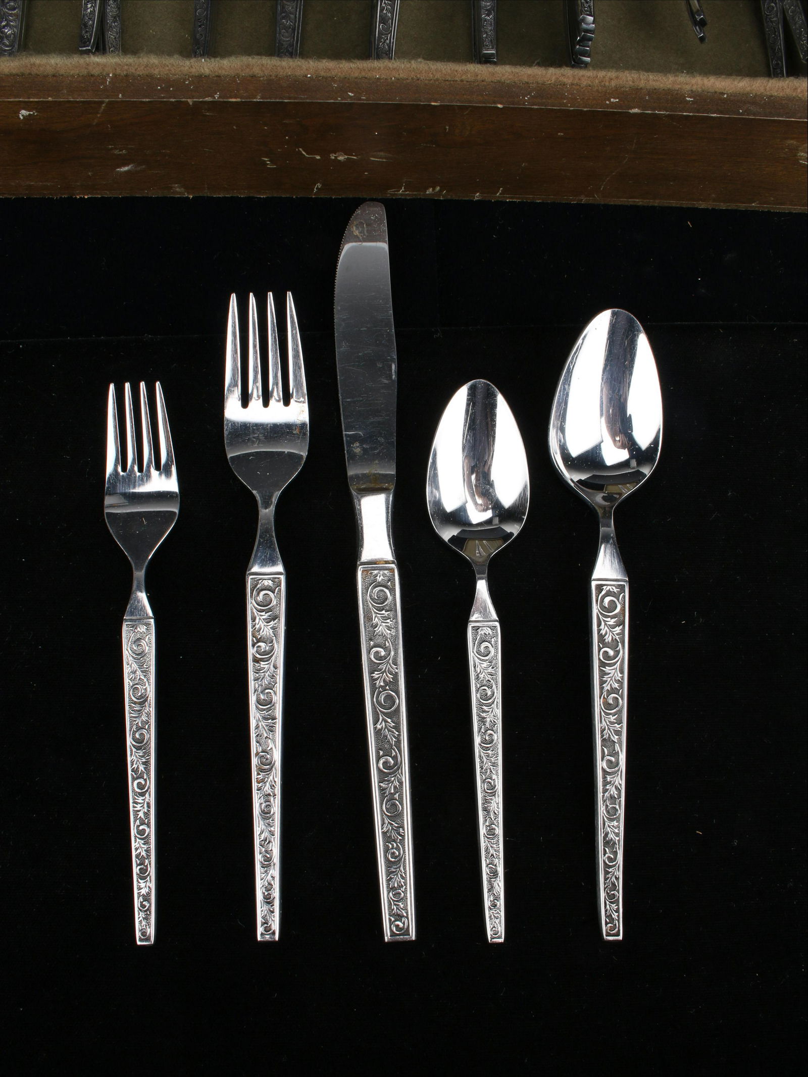 MCM MEDITERRANEAN STYLE JAPAN STAINLESS FLATWARE IN SILVER CHEST (1 of 2)