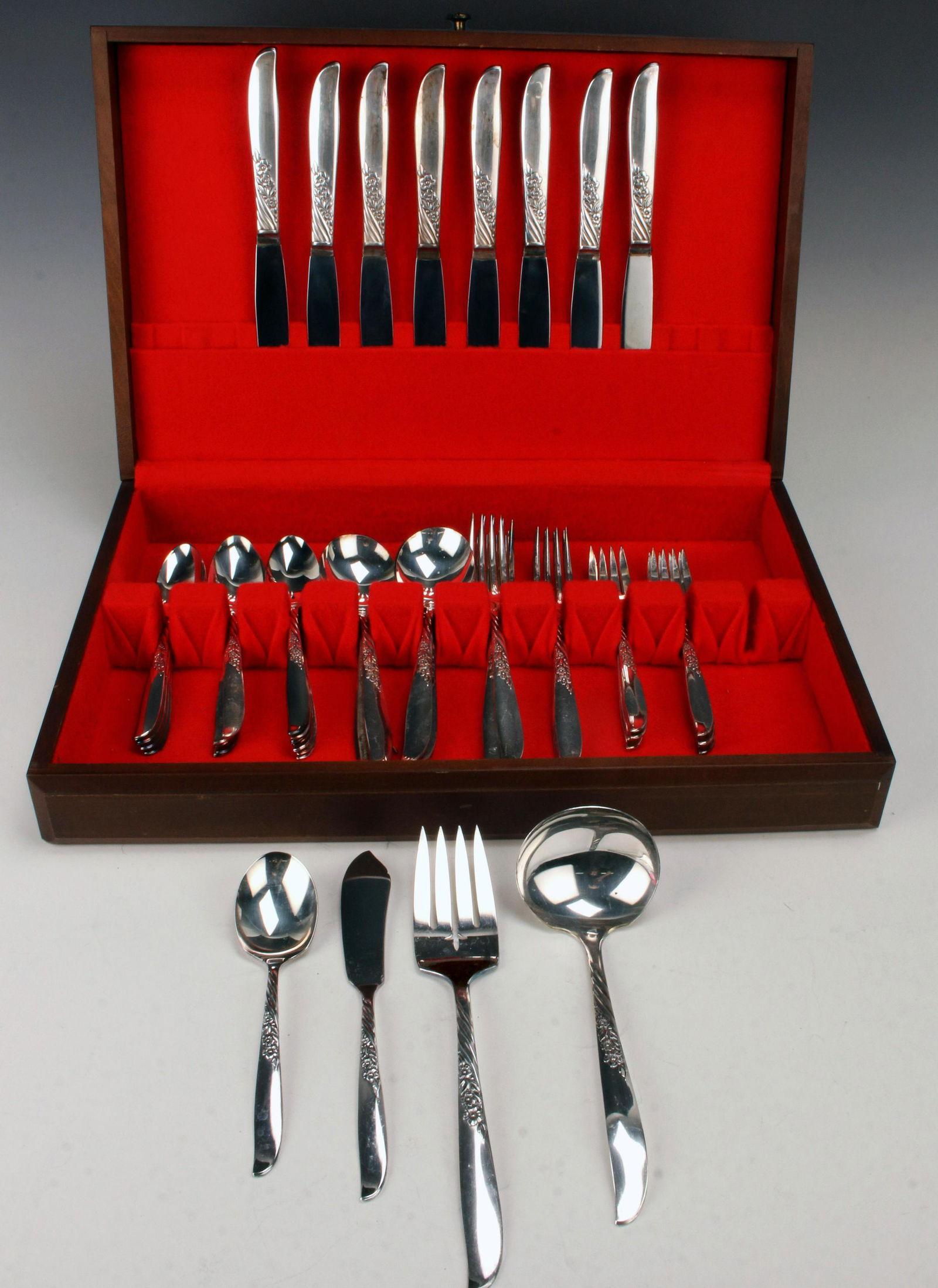 WM A ROGERS ONEIDA SILVERPLATE FLATWARE IN CHEST (1 of 6)