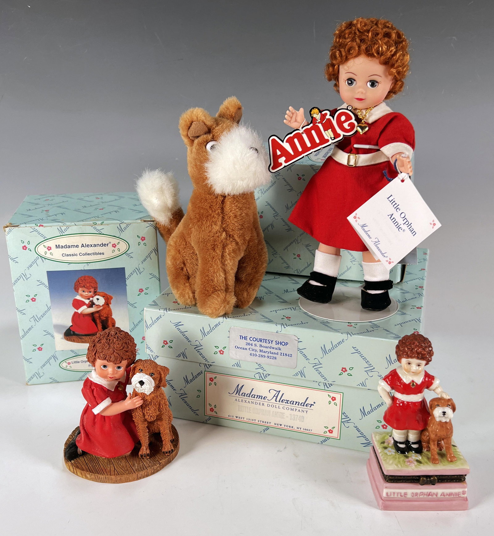 MADAME ALEXANDER LITTLE ORPHAN ANNIE FIGURES W COA: MADAME ALEXANDER LITTLE ORPHAN ANNIE FIGURES W COA