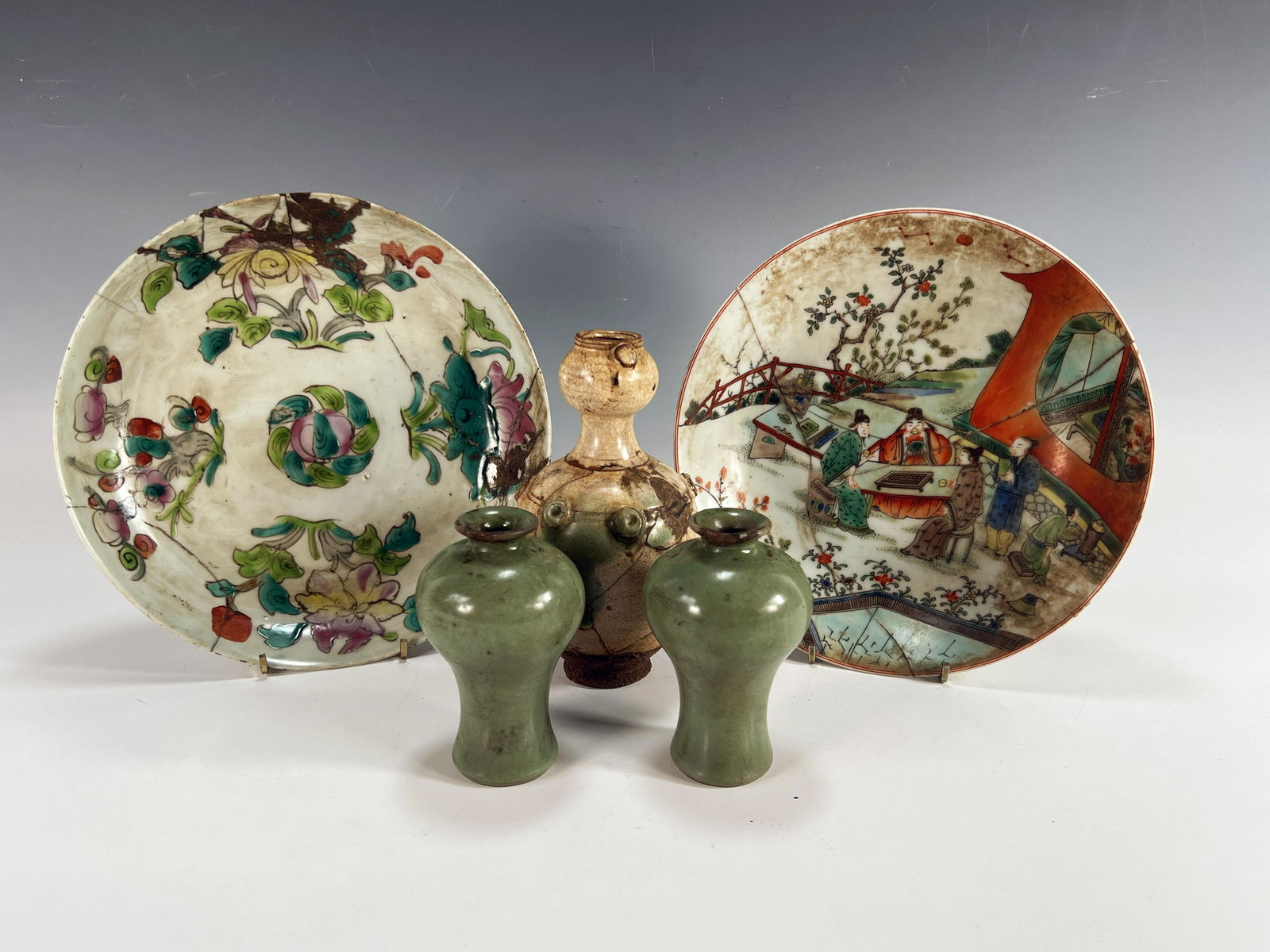 TWO PORCELAIN PLATES, THREE SMALL VASES (1 of 8)