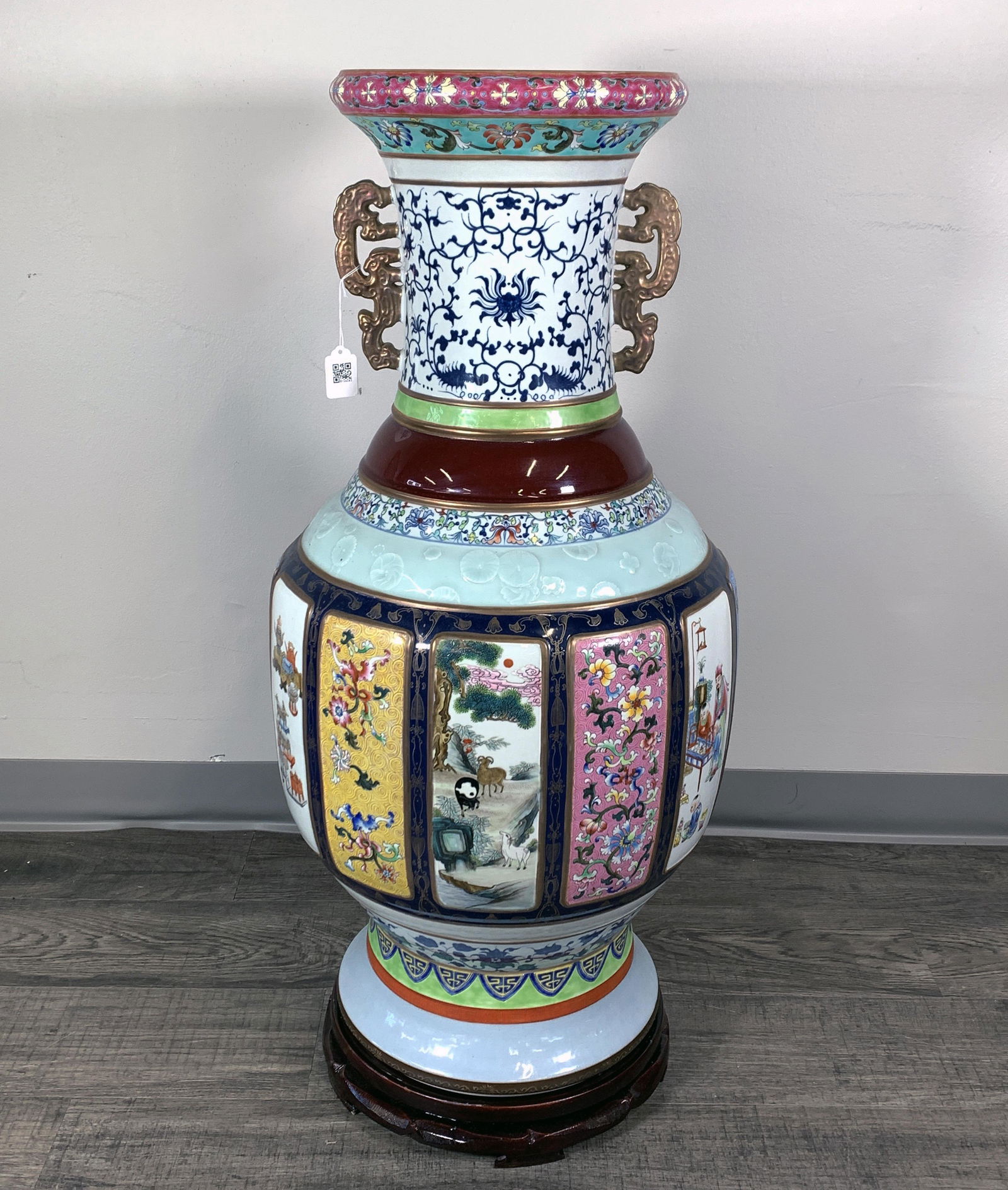 CHINESE PALACE VASE ON ROTATING STAND (1 of 7)