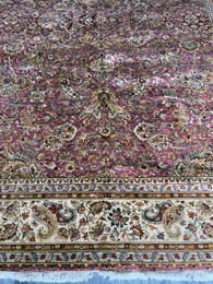 FINE ORIENTAL RUG IN REDS & GOLD