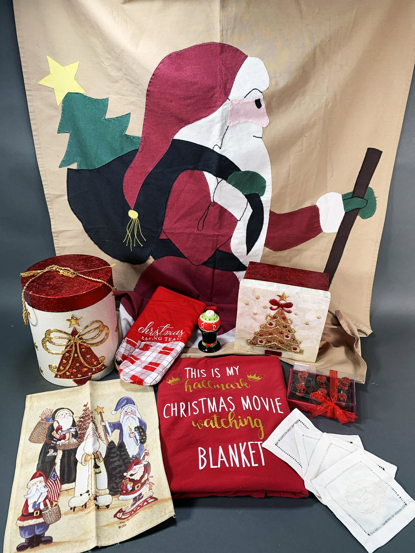 HOLIDAY LINENS AND DECORATIVE ITEMS: HOLIDAY LINENS AND DECORATIVE ITEMS <