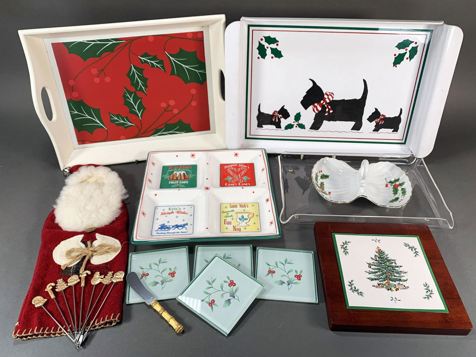 SPODE WOODEN CHRISTMAS TREE TRIVET AND HOLIDAY SERVING TRAYS/PLATTERS (1 of 4)
