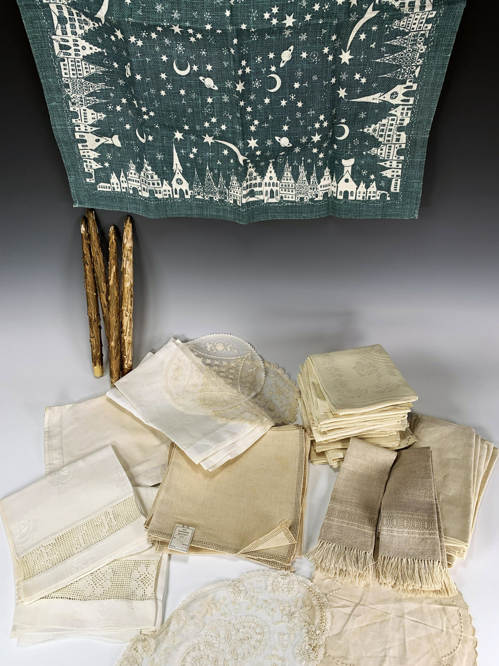 ASSORTED VINTAGE NAPKINS DOILIES LINENS DECORATIVE WOODEN CANDLES (1 of 5)