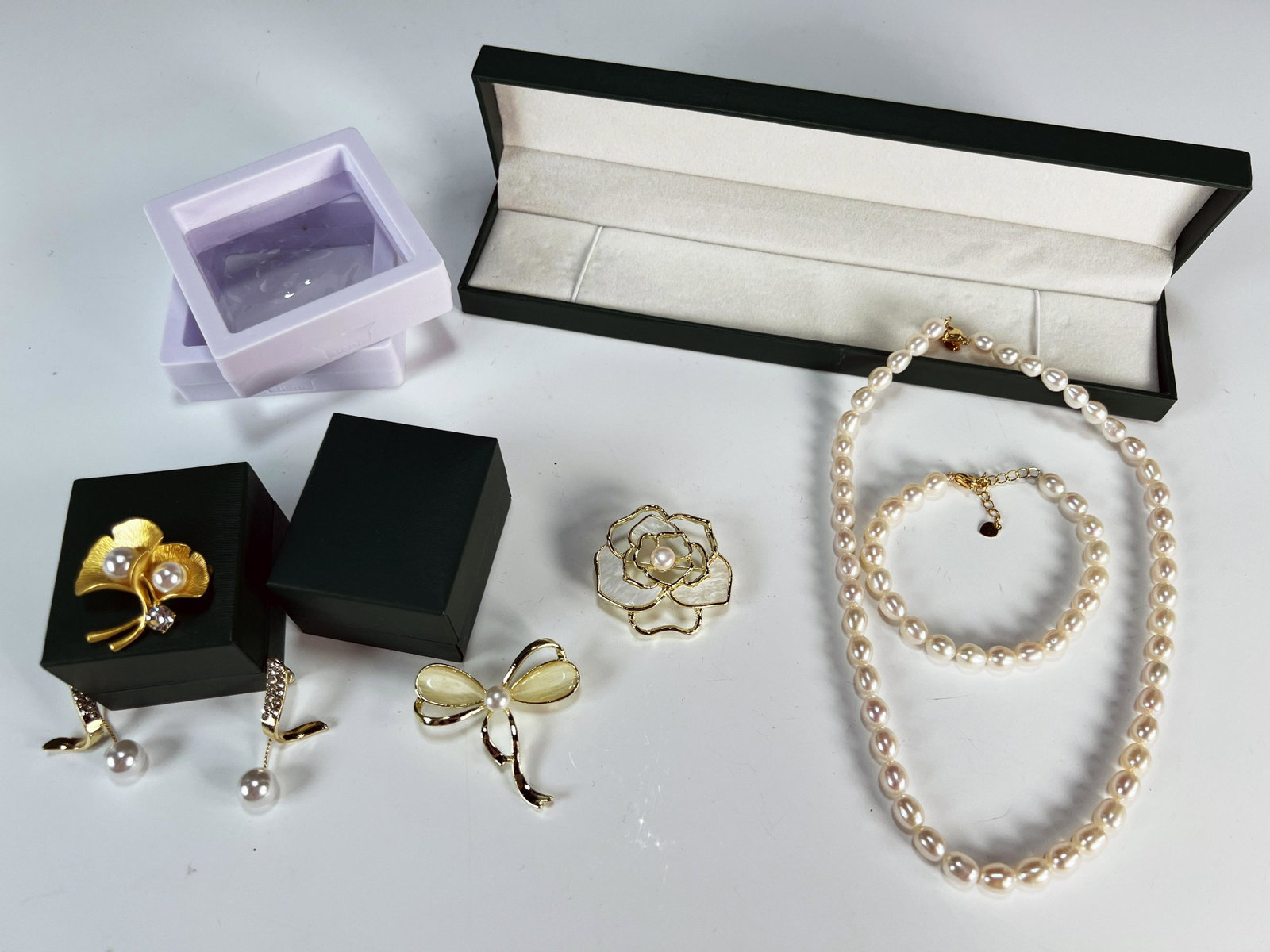 FAUX PEARL JEWELRY LOT: FAUX PEARL JEWELRY LOT