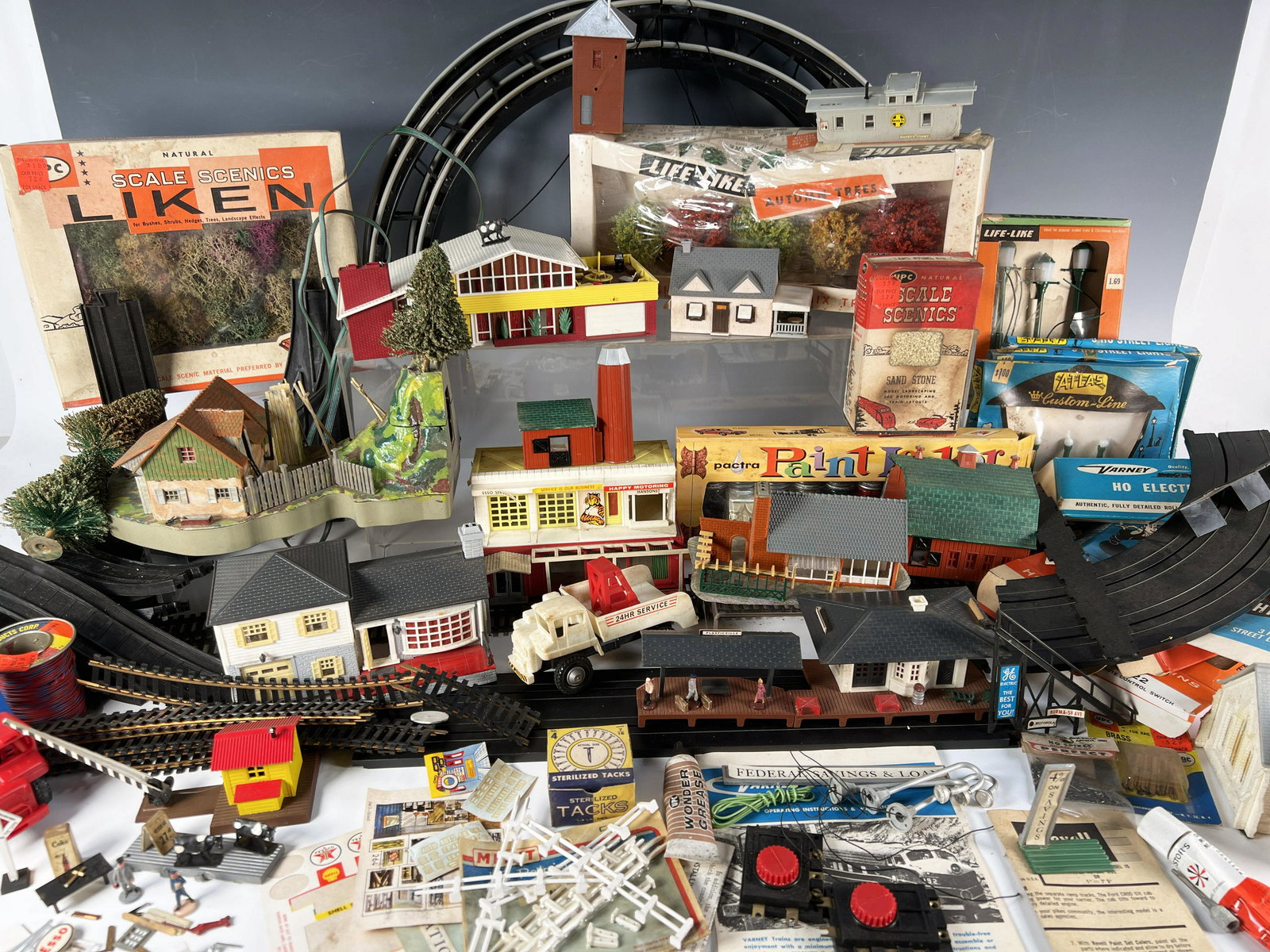 LARGE LOT OF TRAINS PLASTICVILLE (1 of 9)