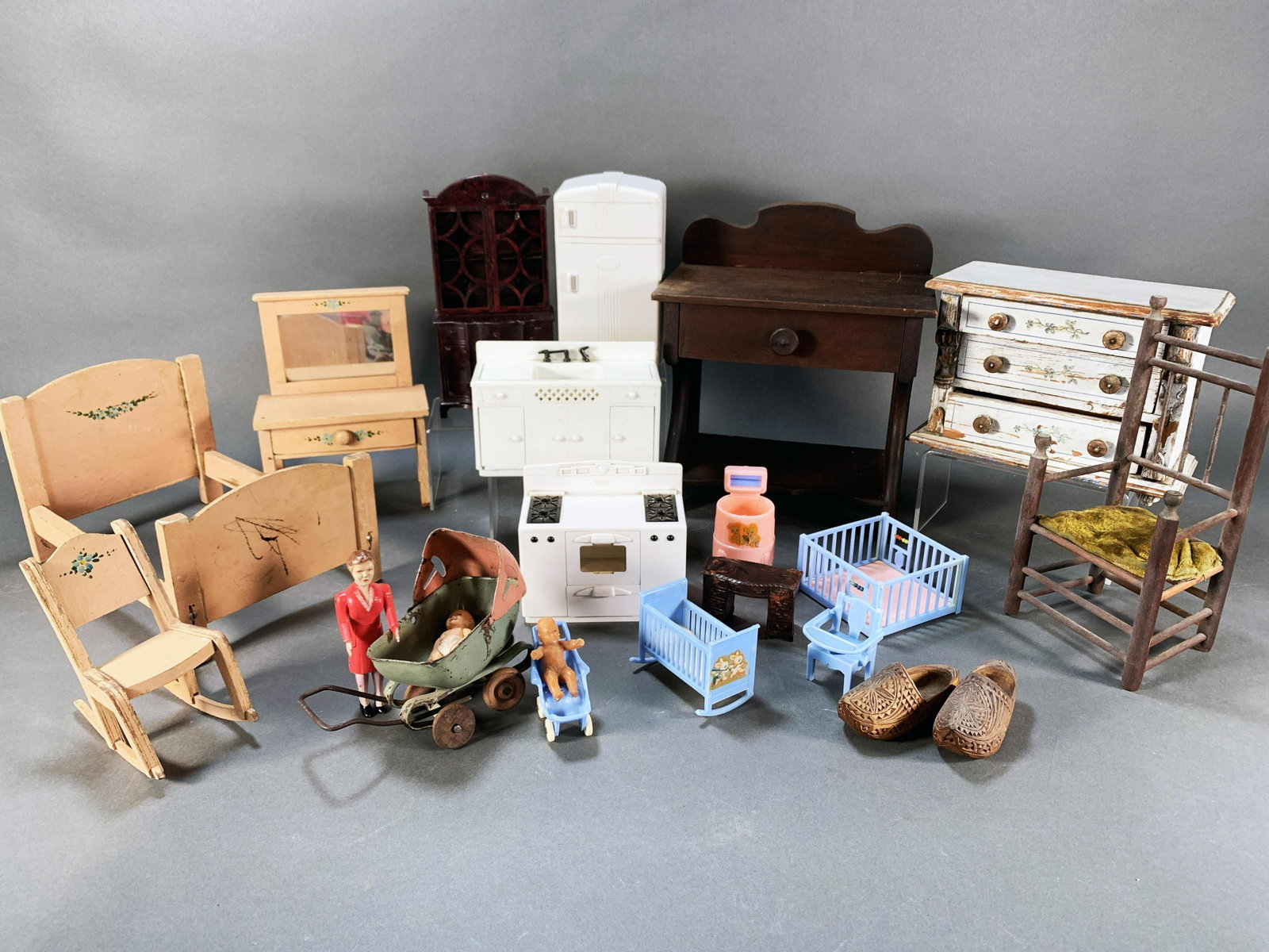 LOT OF DOLL FURNITURE IDEAL: LOT OF DOLL FURNITURE IDEAL <
