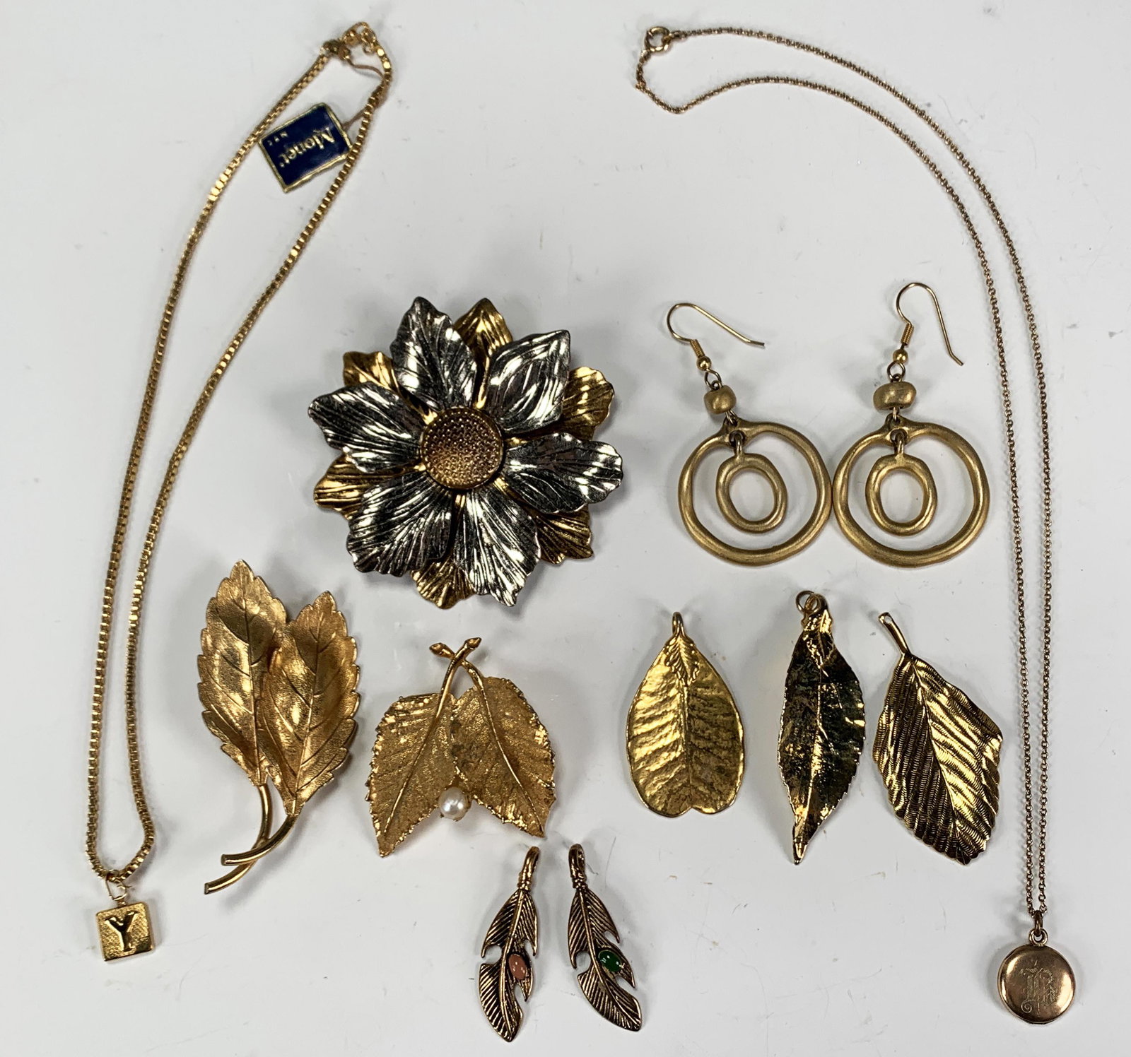 VINTAGE GOLD TONE COSTUME JEWELRY LOT LOCKET MONET: VINTAGE GOLD TONE COSTUME JEWELRY LOT LOCKET MONET