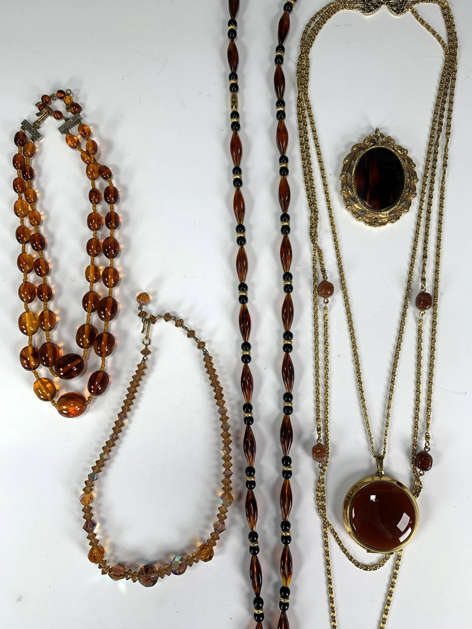 VINTAGE COSTUME JEWELRY LOCKET, AMBER COLORS, CARNIVAL CRYSTAL BEADS: VINTAGE COSTUME JEWELRY LOCKET, AMBER COLORS, CARN