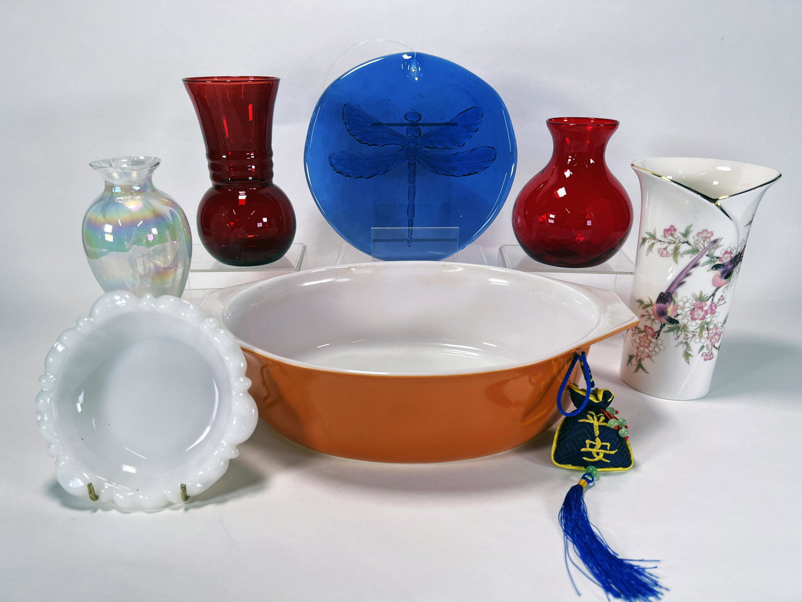 DECORATIVE LOT PYREX, MILK GLASS, GLASS: DECORATIVE LOT PYREX, MILK GLASS, GLASS