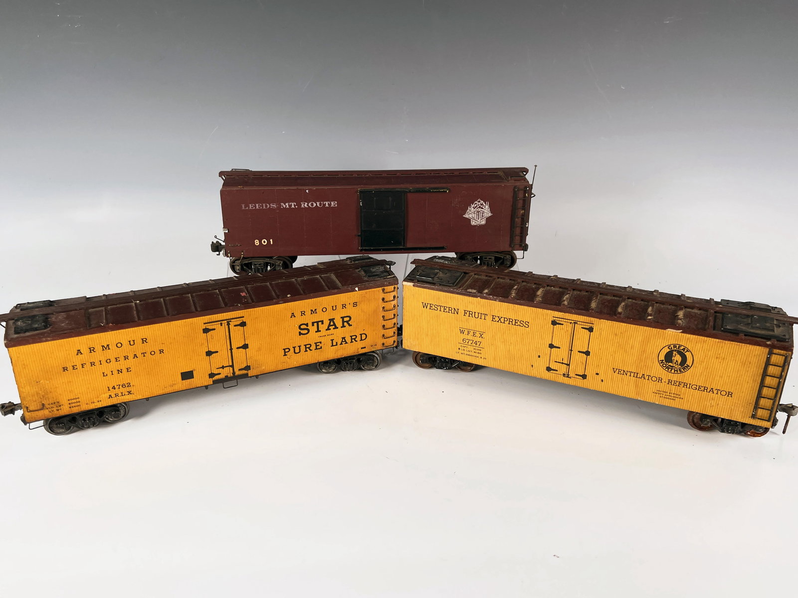3 O SCALE TRAIN BOX CARS (1 of 3)
