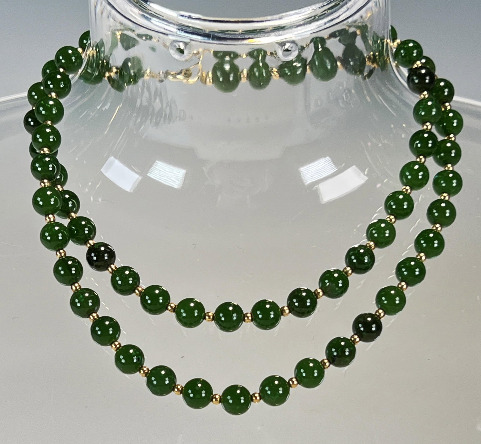 GREEN HARDSTONE BEAD NECKLACE (1 of 3)