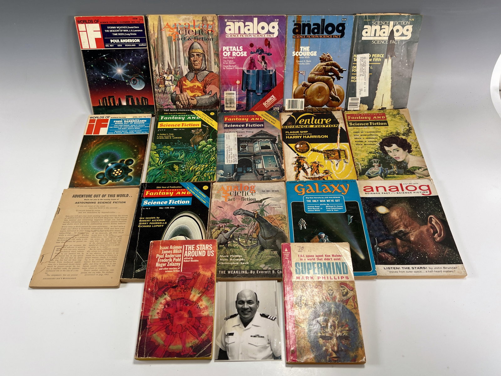 LOT OF SCIENCE FICTION PUBLICATIONS AND PAPERBACK BOOK: LOT OF SCIENCE FICTION PUBLICATIONS AND PAPERBACK