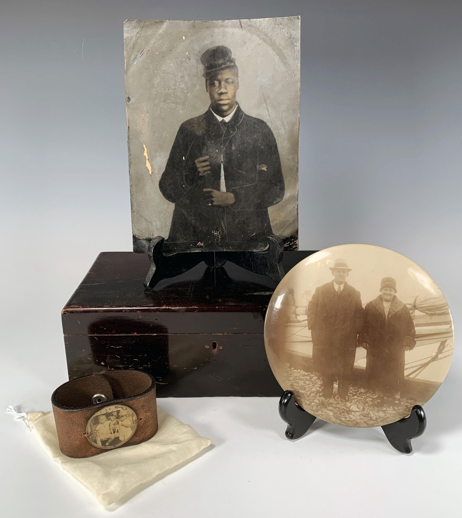TINTYPE OF AFRICAN AMERICAN MAN IN UNIFORM, OLD PHOTOGRAPHS & WOODEN BOX (1 of 7)