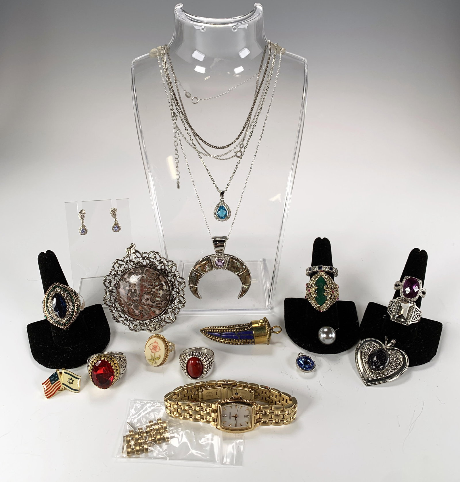 LOT OF COSTUME JEWELRY: LOT OF COSTUME JEWELRY