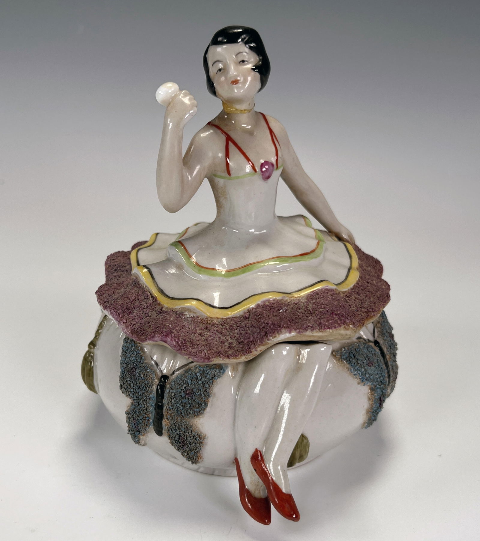 VINTAGE PORCELAIN FLAPPER FIGURE VANITY BOX (1 of 5)