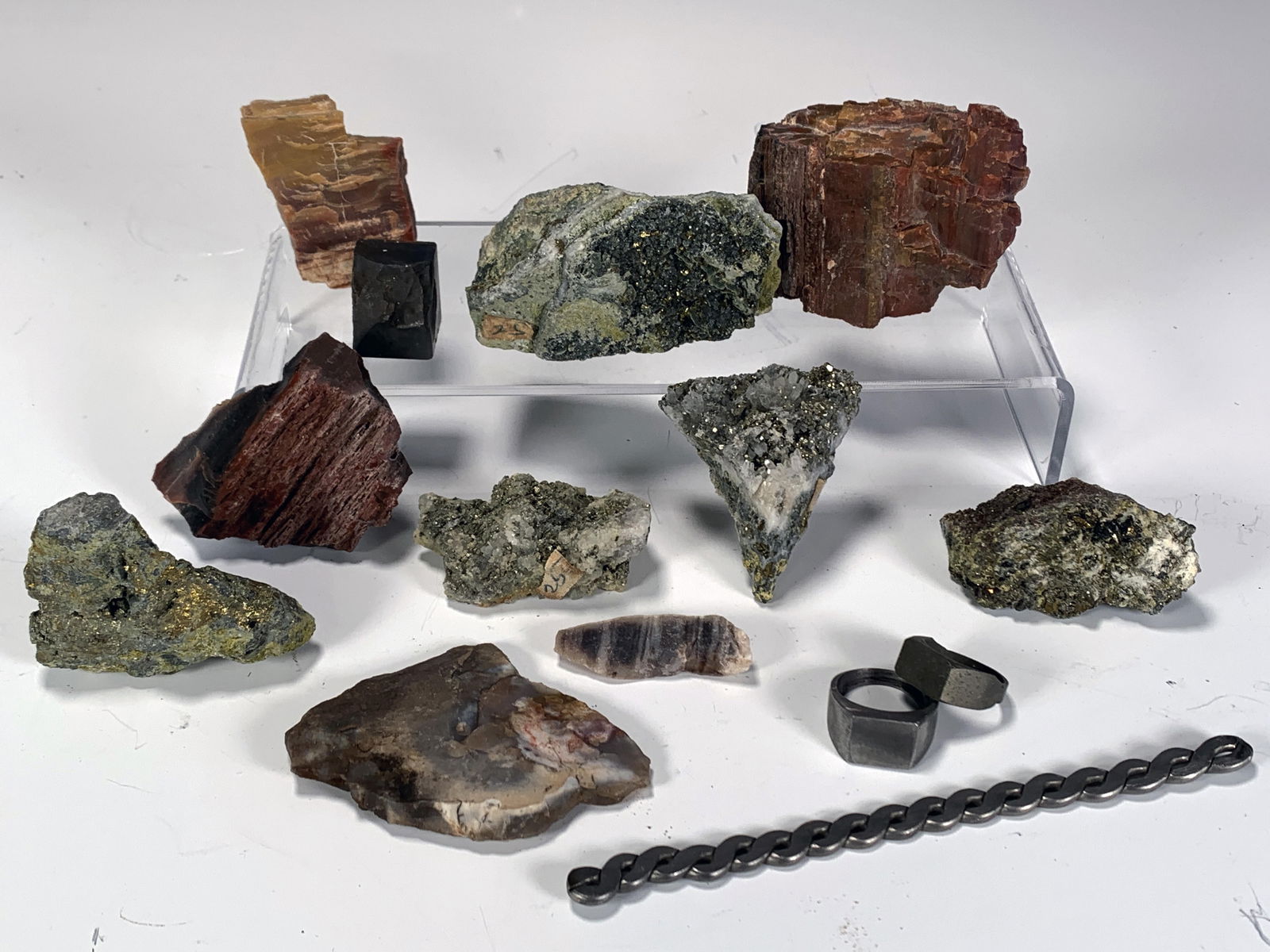 LOT OF GEODES & ROCKS (1 of 7)