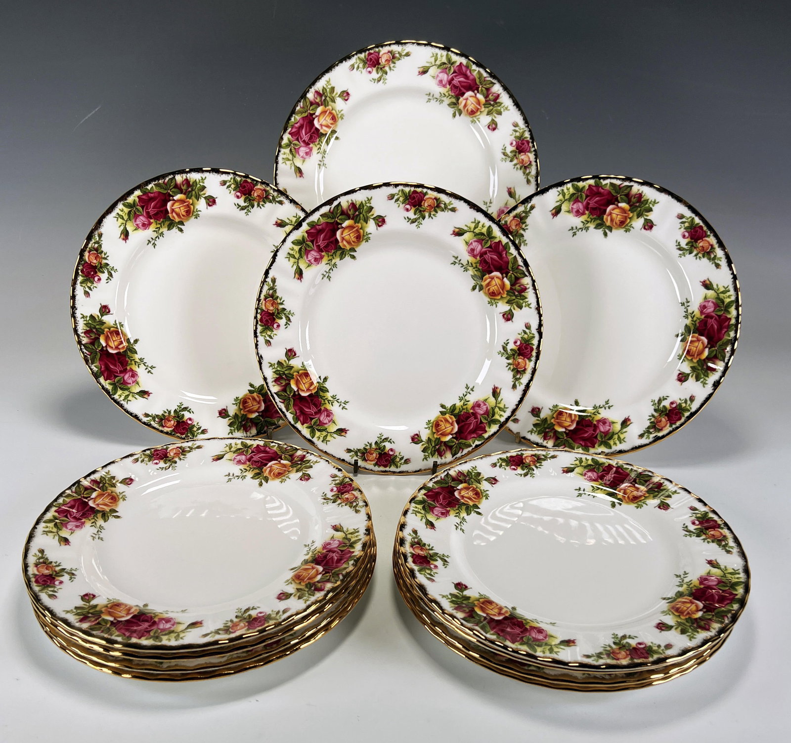 12 ROYAL ALBERT OLD COUNTRY ROSES DISHES: 12 ROYAL ALBERT OLD COUNTRY ROSES DISHES