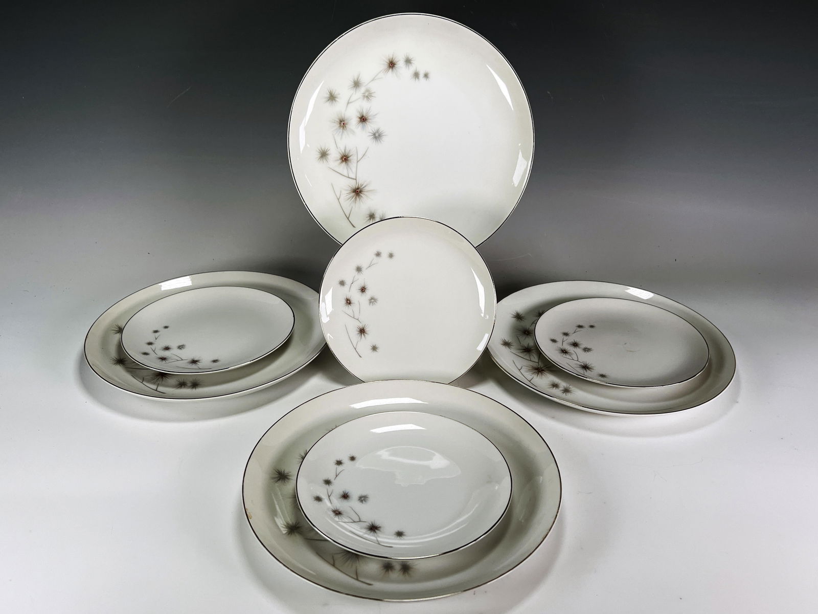 MCM CREATIVE DINING PLATINUM STARBURST PLATES: MCM CREATIVE DINING PLATINUM STARBURST PLATES<