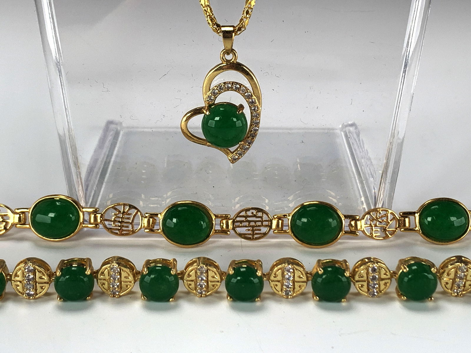 JADE BRACELETS & PENDANT NECKLACE: JADE BRACELETS & PENDANT NECKLACE </