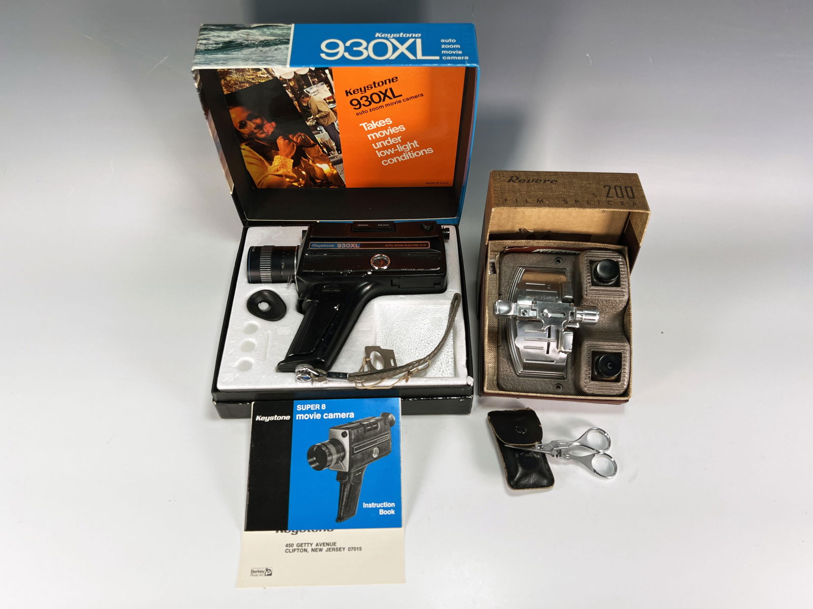 KEYSTONE 930XL MOVIE CAMERA & REVERE S-200 FILM SPLICER IN BOX (1 of 4)