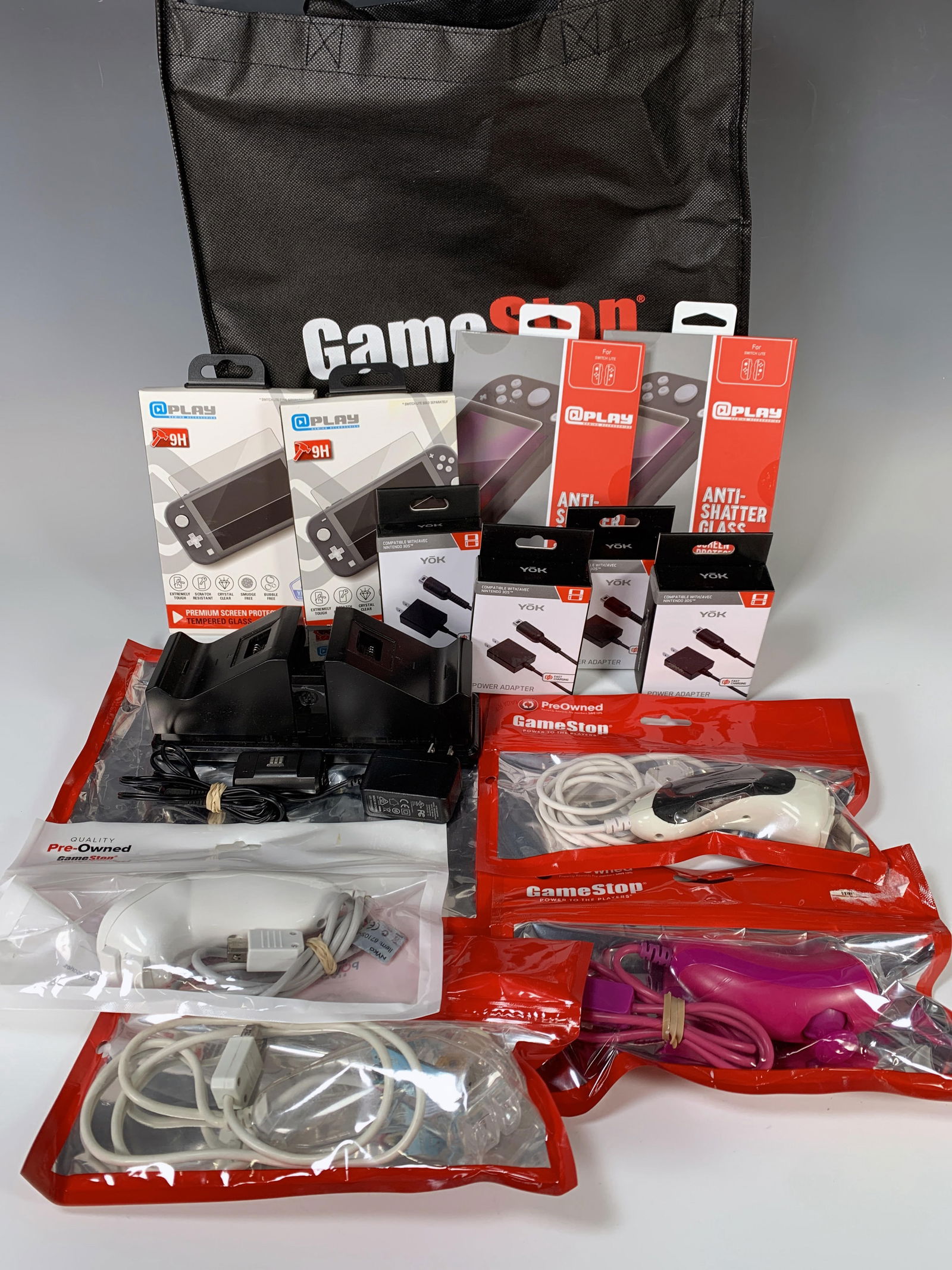 ASSORTMENT OF VIDEO GAME ACCESSORIES (1 of 5)