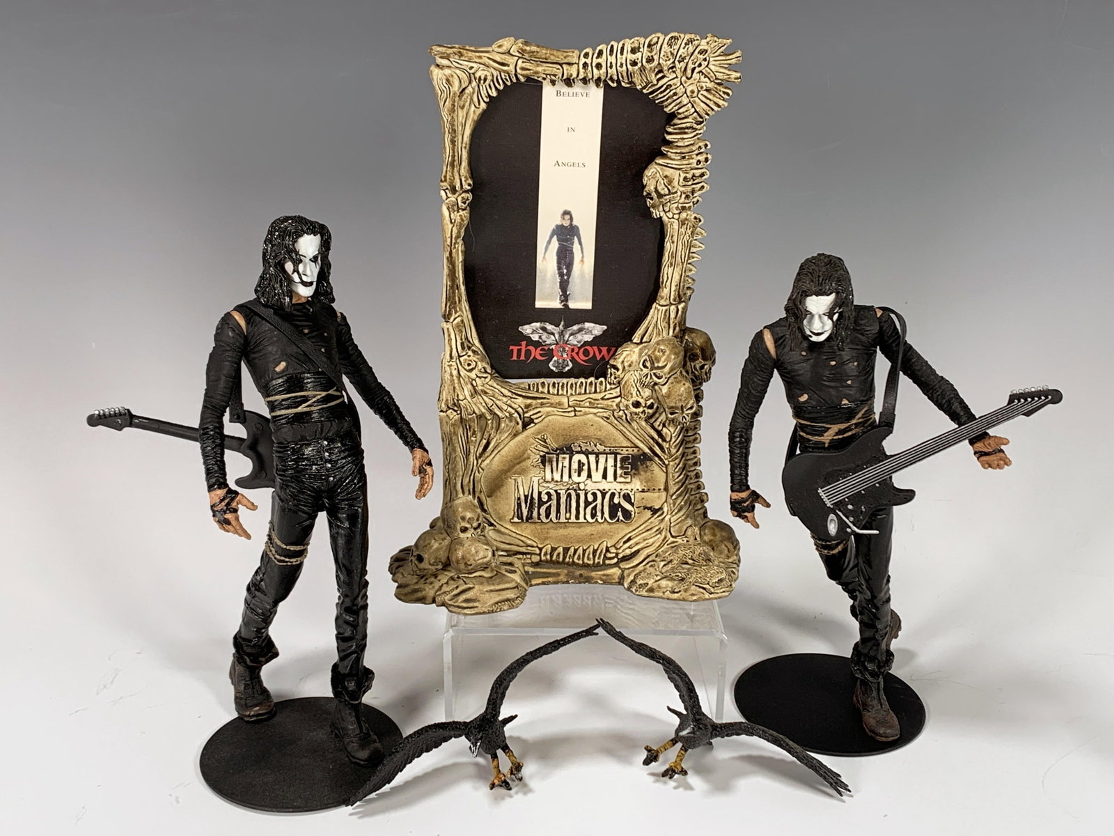 MCFARLANE MOVIE MANIACS THE CROW FIGURE & FRAME: MCFARLANE MOVIE MANIACS THE CROW FIGURE & FRAME