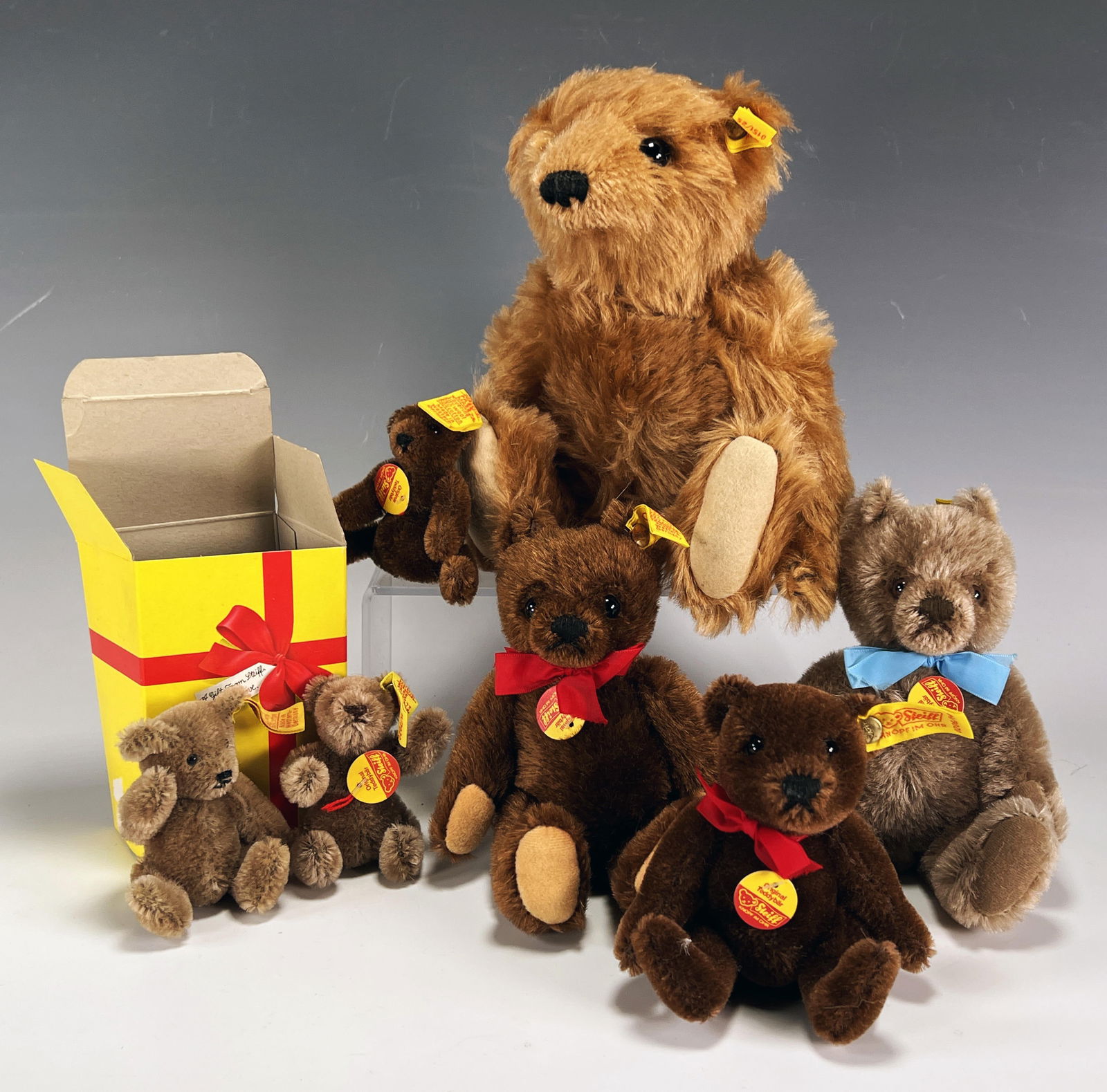 LOT OF STEIFF BEARS & GIFT BOXE (1 of 3)