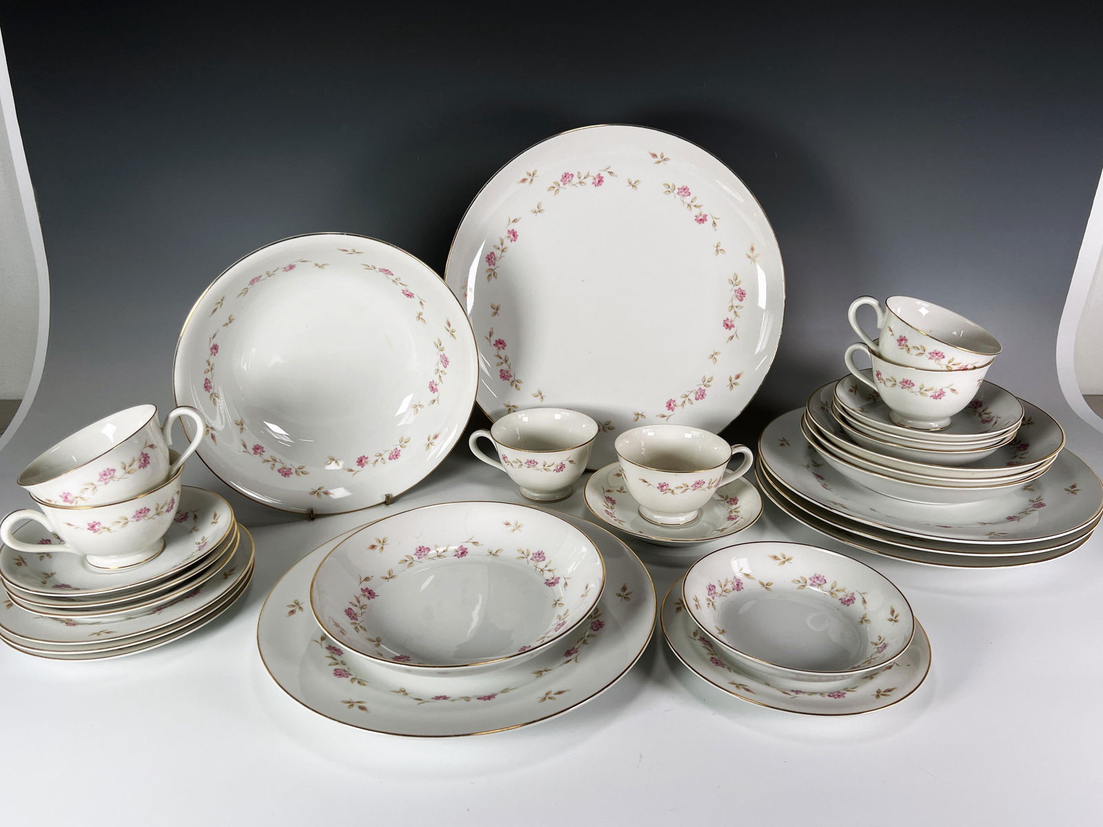 ROSE CHINA WILMA PATTERN SERVICE FOR 4: ROSE CHINA WILMA PATTERN SERVICE FOR 4