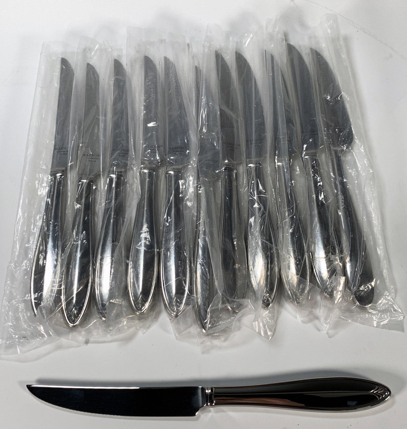 12 LENOX DINNER KNIVES: 12 LENOX DINNER KNIVES