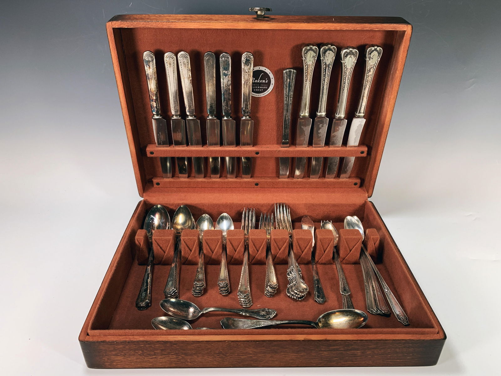 ONEIDA COMMUNITY TUDOR PLATE FLATWARE IN SILVER CHEST (1 of 10)
