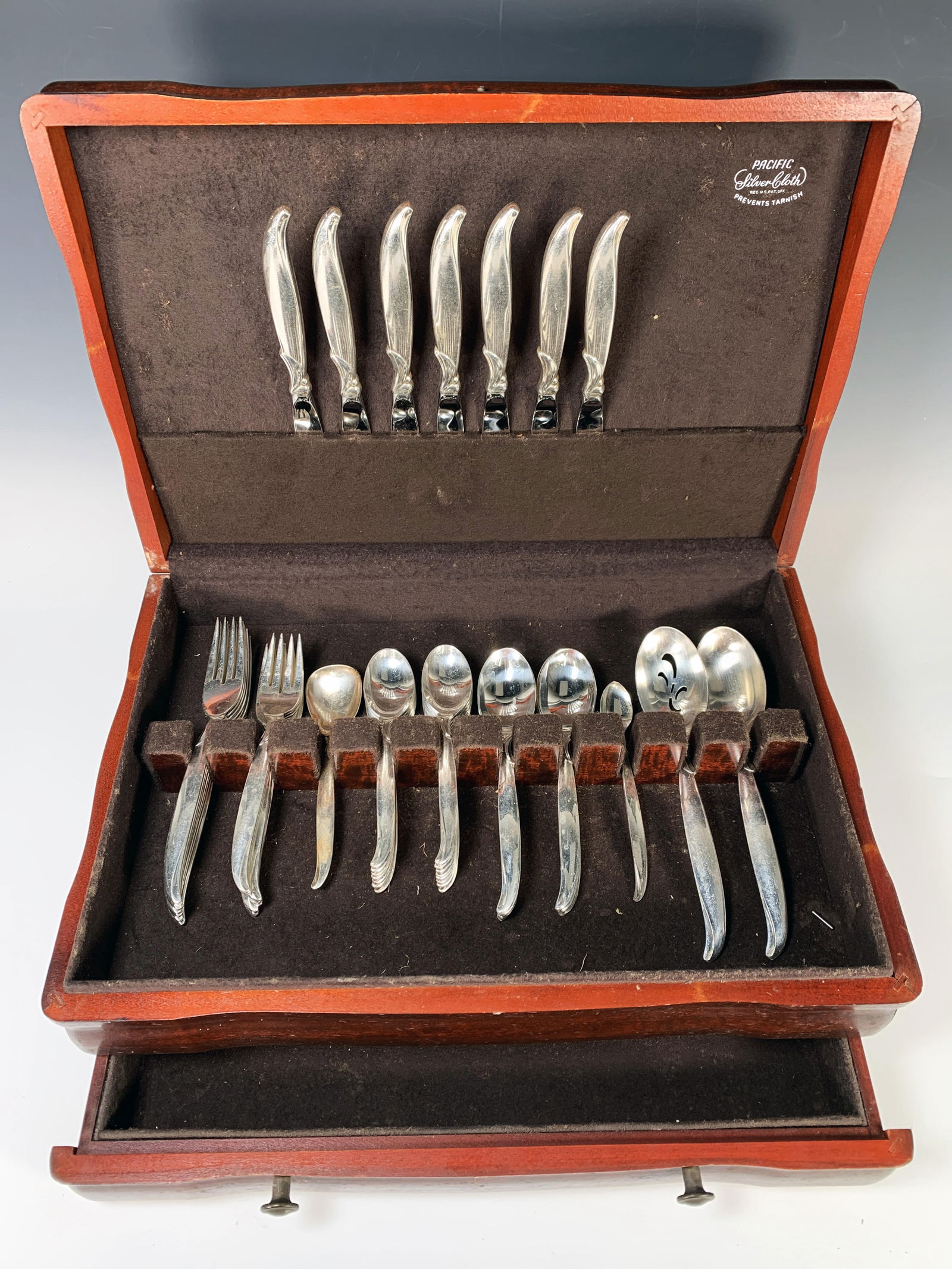1947 ROGERS BROS FLAIR FLATWARE IN SILVER CHEST (1 of 5)
