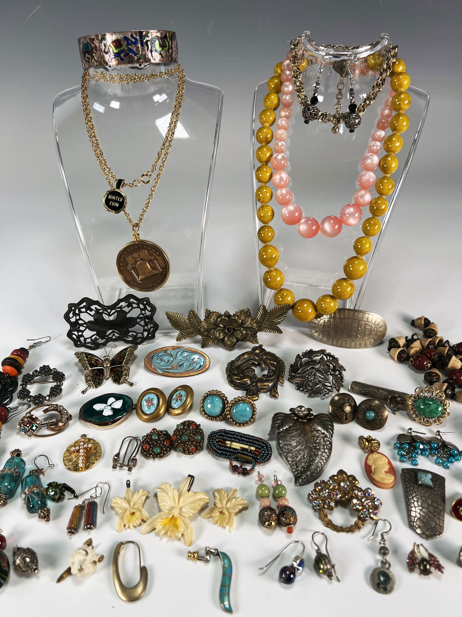 COSTUME JEWELRY LOT (1 of 4)