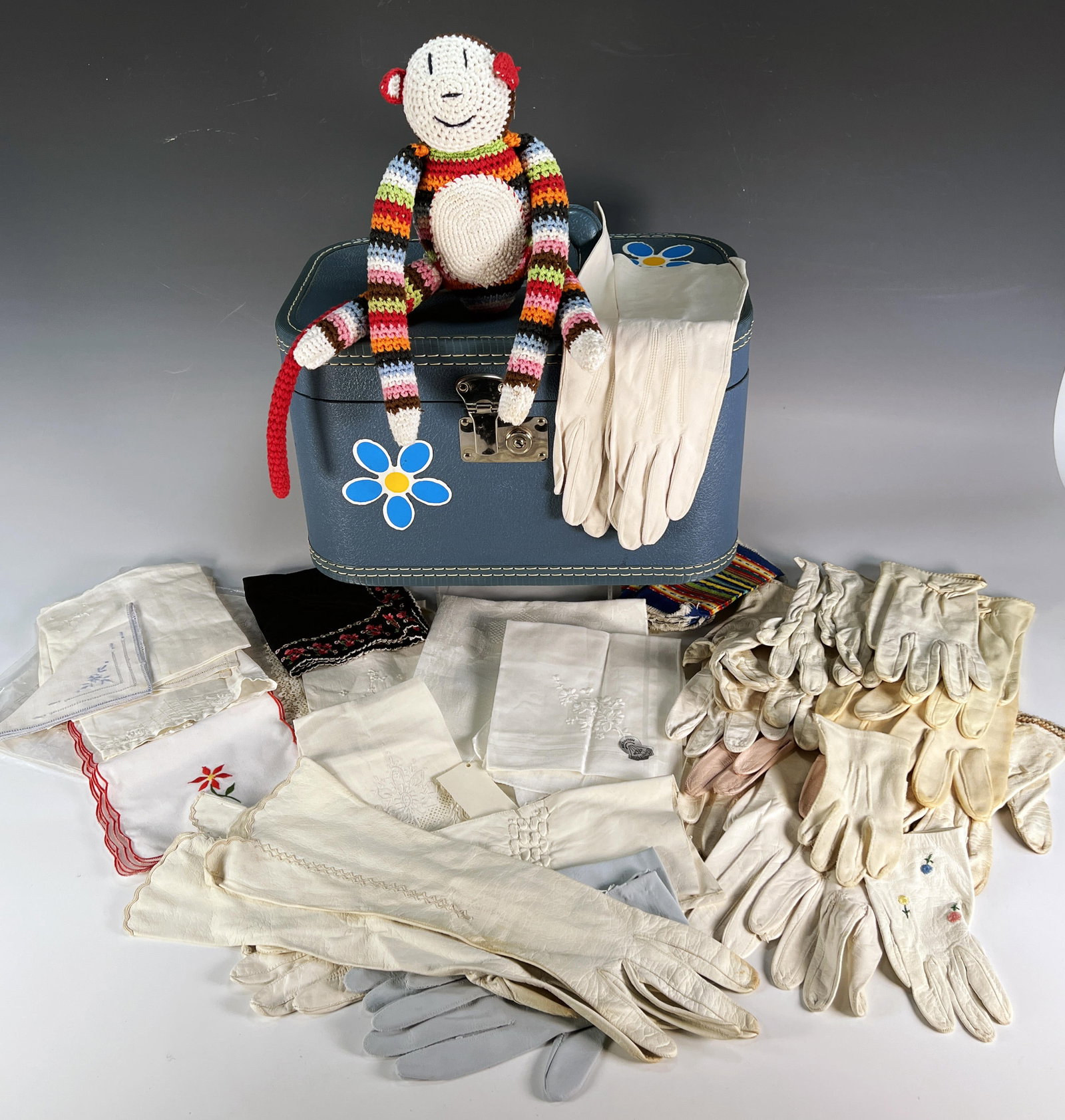 TRAVEL CASE WITH GLOVES & HANDKERCHIEFS: TRAVEL CASE WITH GLOVES & HANDKERCHIEFS