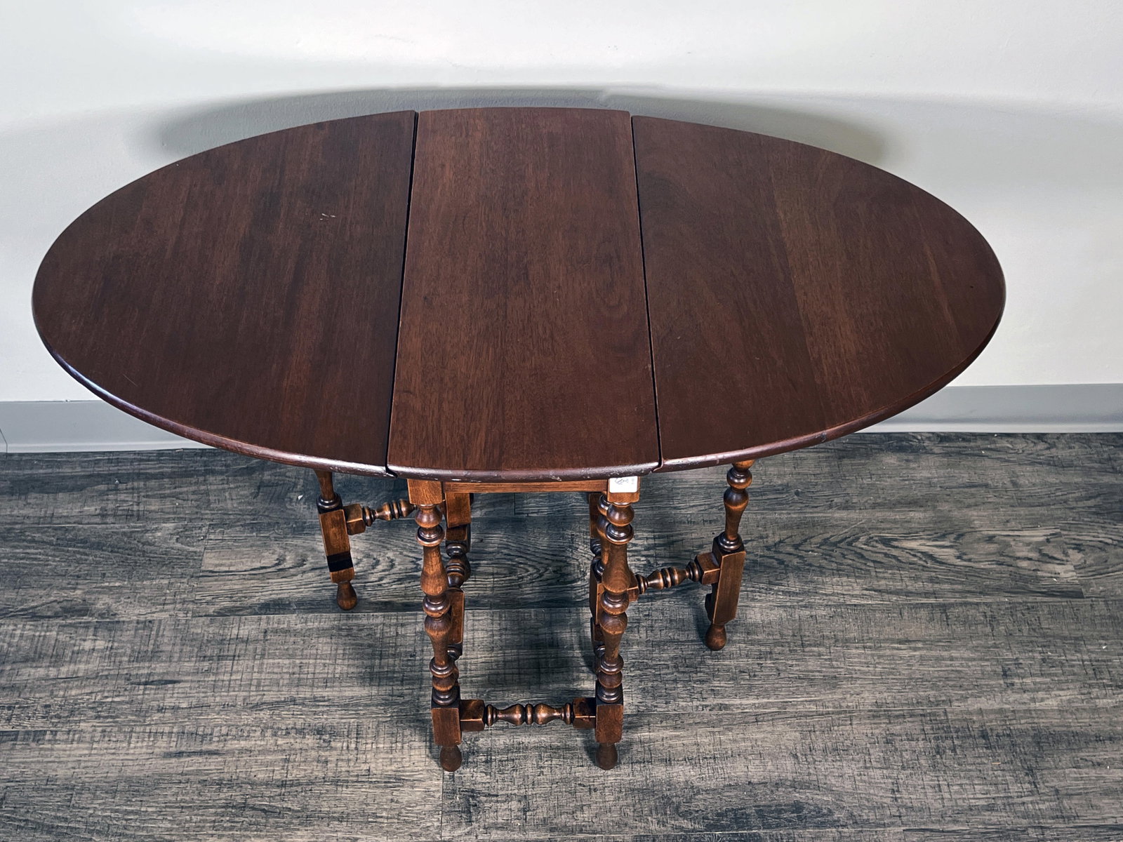VINTAGE GATE LEG OVAL TABLE: VINTAGE GATE LEG OVAL TABLE <