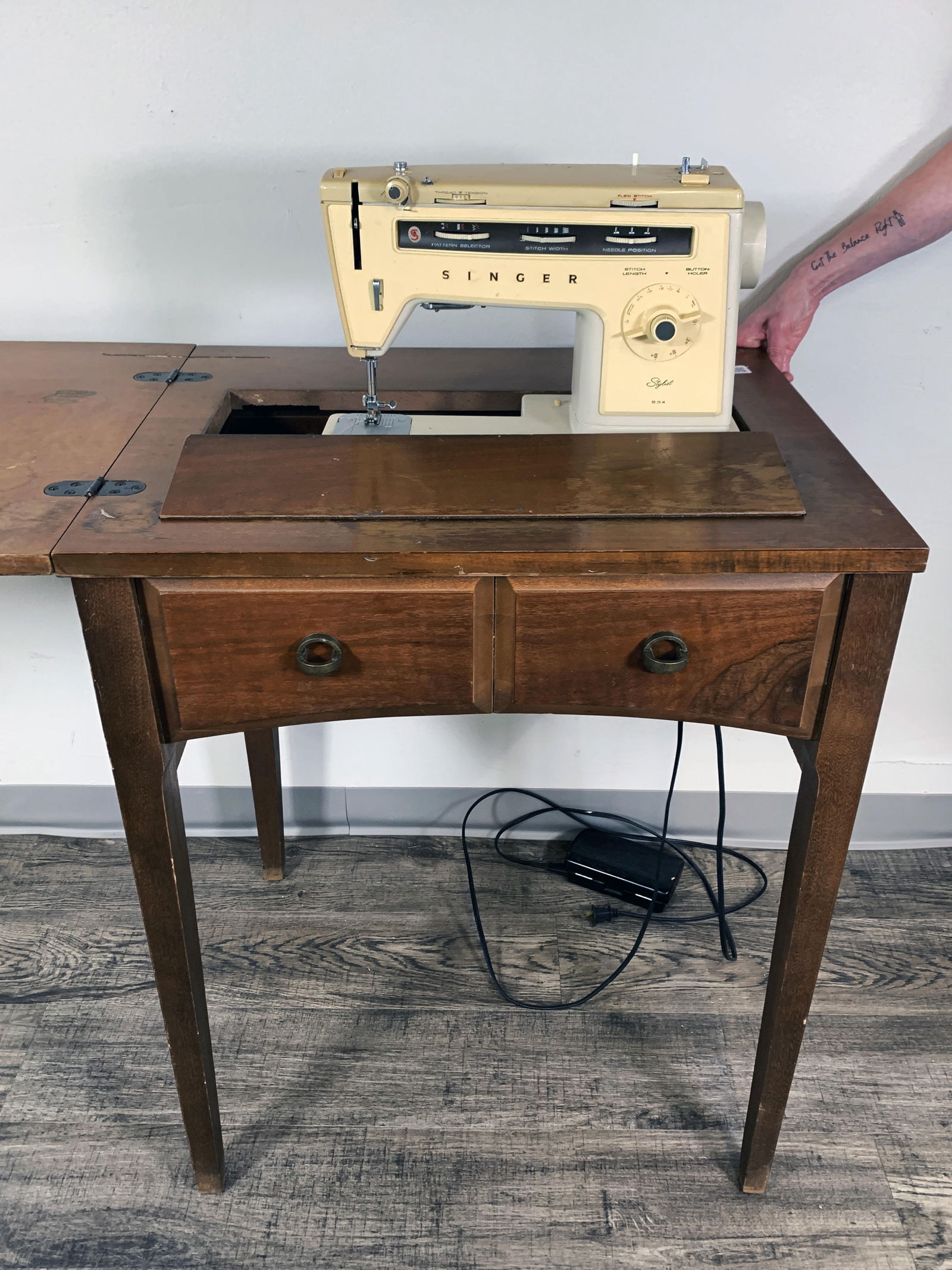 VINTAGE SINGER STYLIST 534 SEWING MACHINE IN SEWING TABLE: VINTAGE SINGER STYLIST 534 SEWING MACHINE IN SEWIN