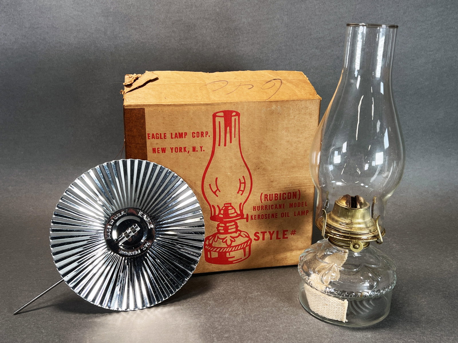 HURRICANE KEROSENE OIL LAMP IN ORIGINAL BOX: HURRICANE KEROSENE OIL LAMP IN ORIGINAL BOX