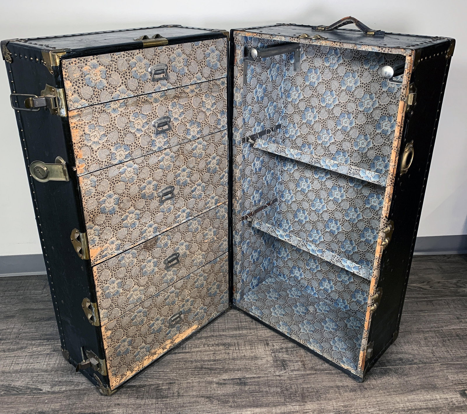 VINTAGE H R KNAPP WARDROBE TRUNK: VINTAGE H R KNAPP WARDROBE TRUNK
