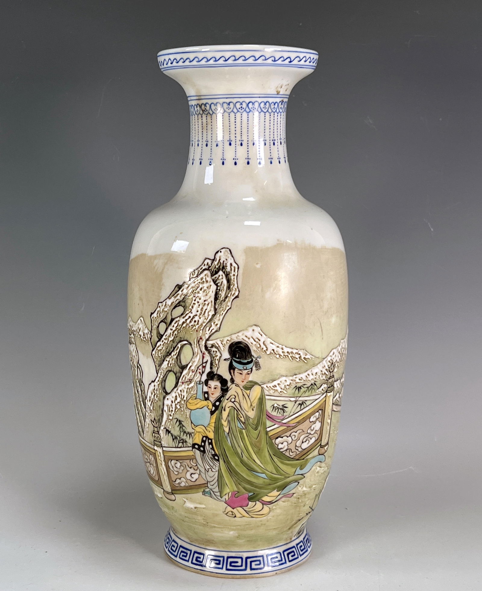 VASE WITH BEAUTIES IN A GARDEN (1 of 5)