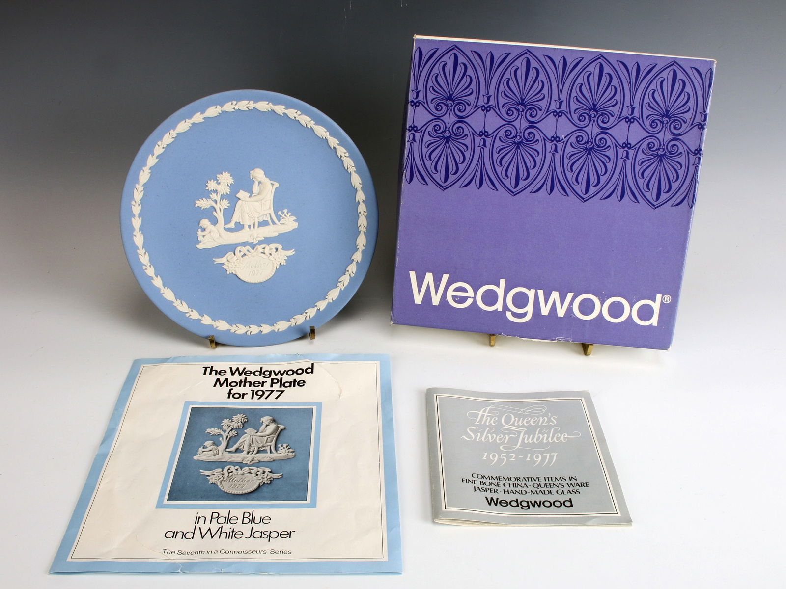 WEDGWOOD QUEEN MOTHER SILVER JUBILEE 1977 PLATE IN BOX: WEDGWOOD QUEEN MOTHER SILVER JUBILEE 1977 PLATE IN