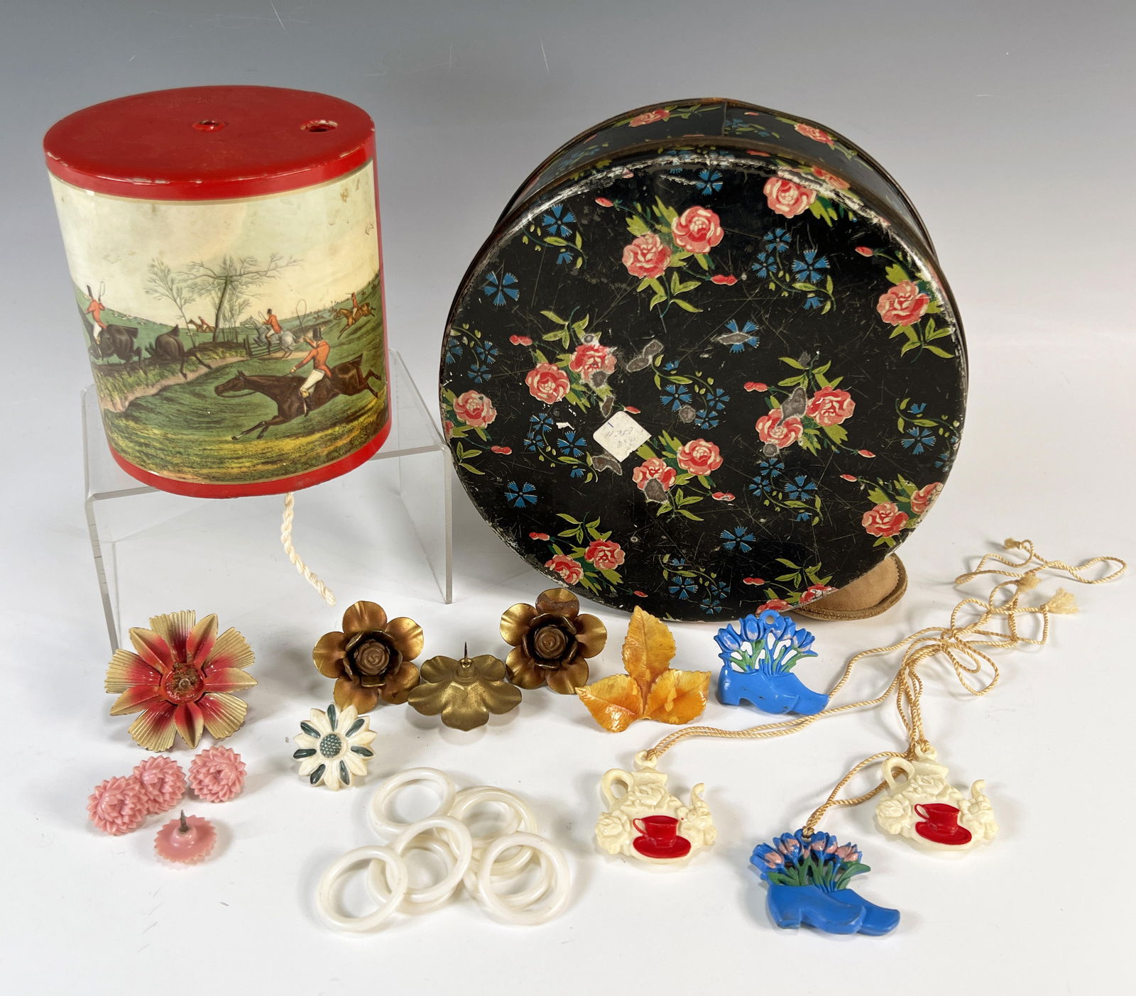 YARN HOLDER & CURTAIN PINS IN VINTAGE TIN (1 of 3)