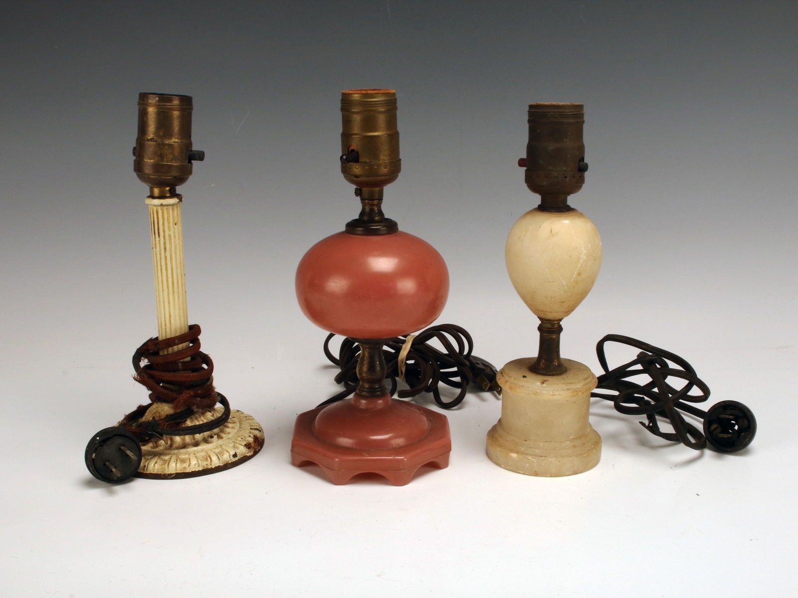 3 SMALL VINTAGE TABLE LAMPS (1 of 4)