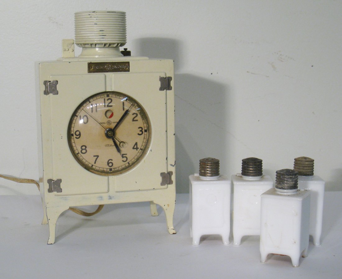 Collectable "Refrigerator" Clock and S & P sets: An old time refrigerator is the shape of this clock which is accompanied by four matching salt and peppers. 8 1/2" tall. Shipping: We are able to pack and ship this item to an address in the United St