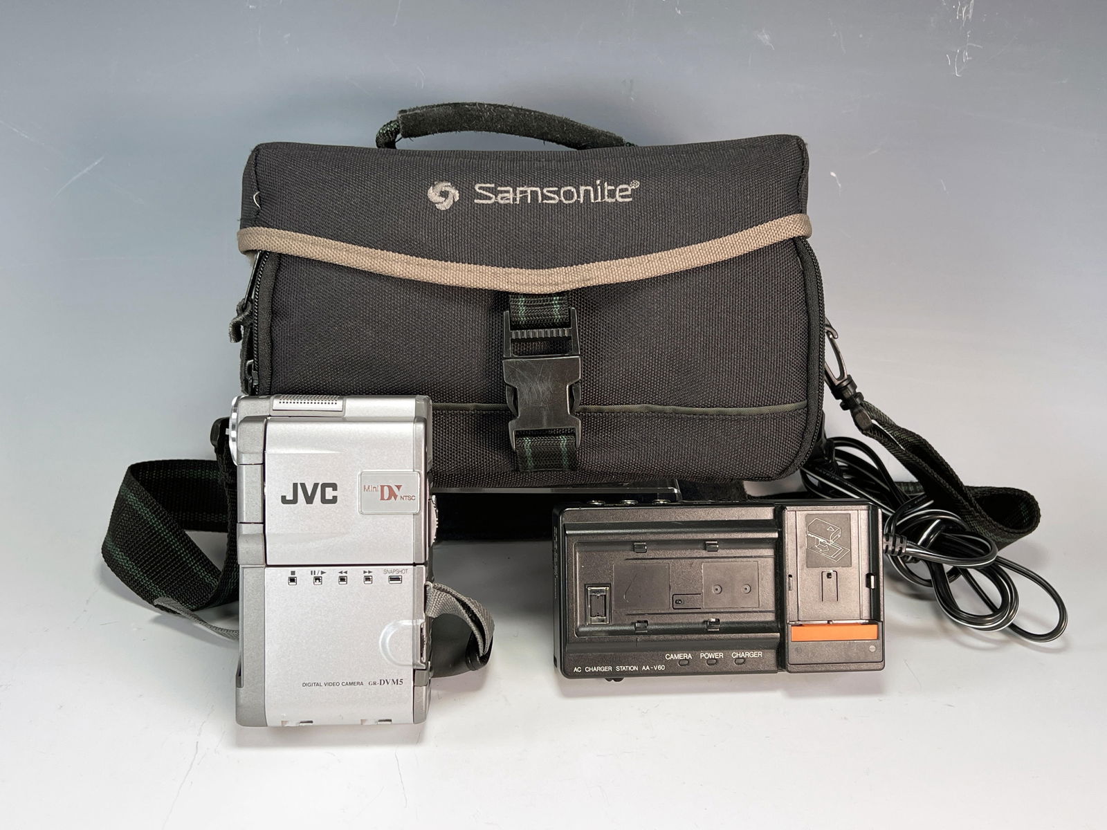 JVC DIGITAL VIDEO CAMERA GR DVM5 IN CASE (1 of 6)