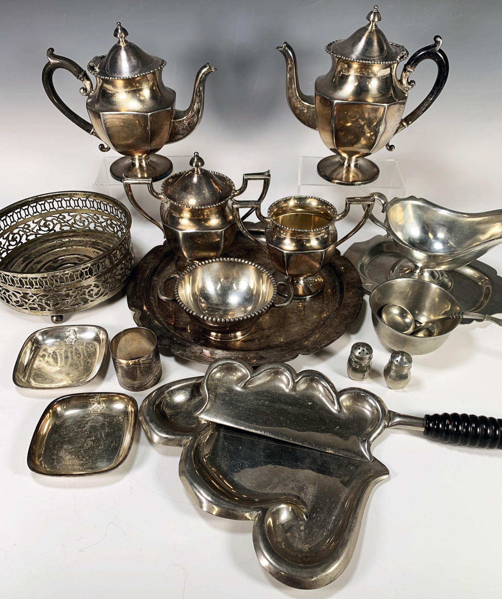 LOT OF SILVERPLATE AND PEWTER ITEMS (1 of 11)