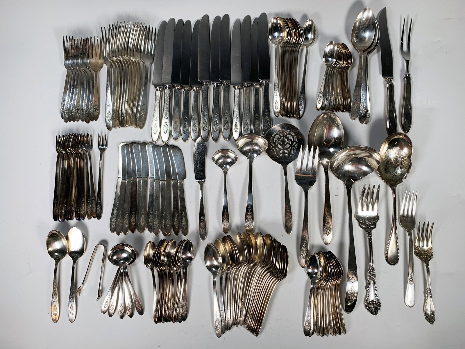 SILVERPLATE SERVICE FOR 10 TO 12 PLUS COMMUNITY PLATE: SILVERPLATE SERVICE FOR 10 TO 12 PLUS COMMUNITY PL